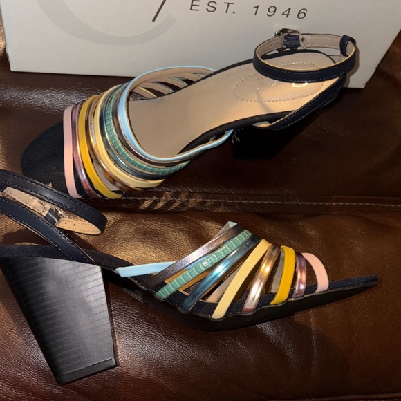 🆕 Comfort EST. 1946 Colorful Strappy Sandals Sz 8 - Picture 5 of 11
